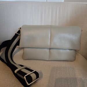 Elegant Cream Leather Shoulder Bag